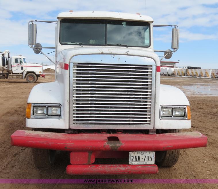image for item B4656 1994 Freightliner FLD120 semi truck