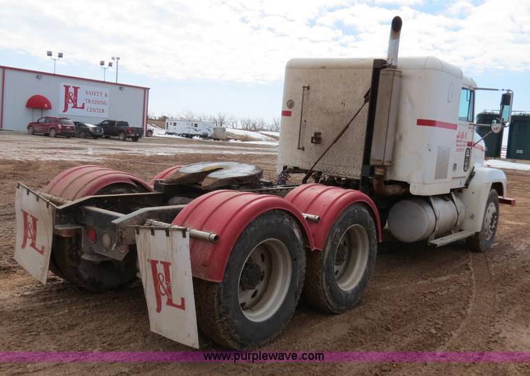 image for item B4656 1994 Freightliner FLD120 semi truck