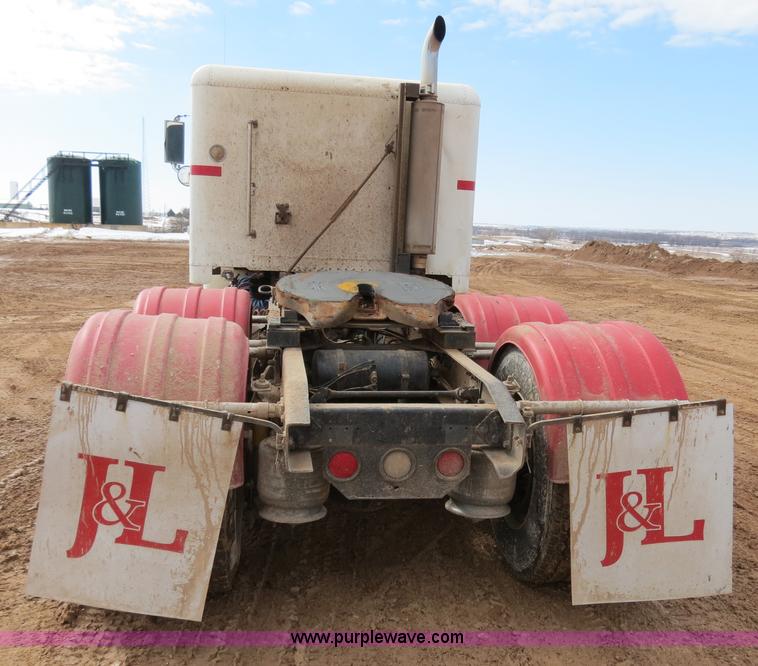 image for item B4656 1994 Freightliner FLD120 semi truck