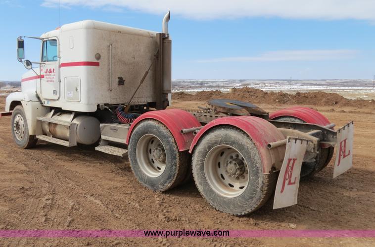 image for item B4656 1994 Freightliner FLD120 semi truck