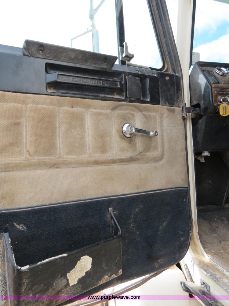 image for item B4656 1994 Freightliner FLD120 semi truck