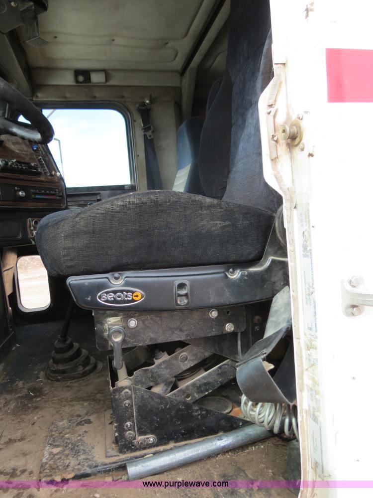 image for item B4656 1994 Freightliner FLD120 semi truck