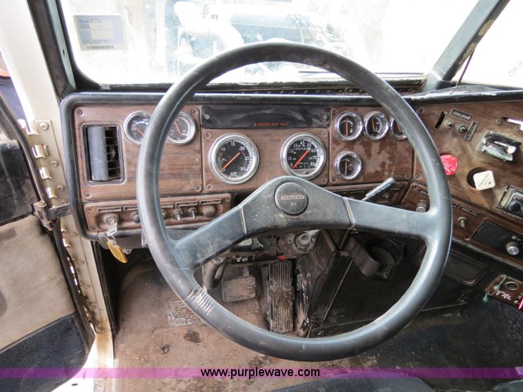 image for item B4656 1994 Freightliner FLD120 semi truck