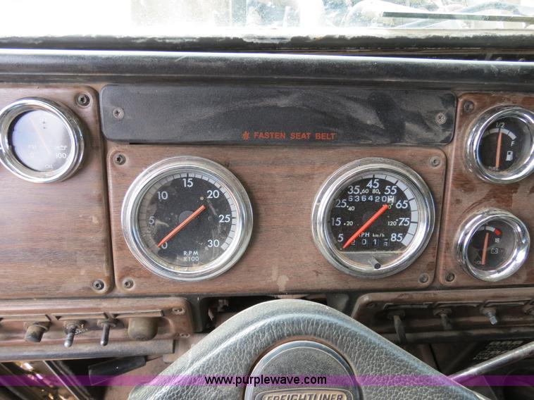 image for item B4656 1994 Freightliner FLD120 semi truck