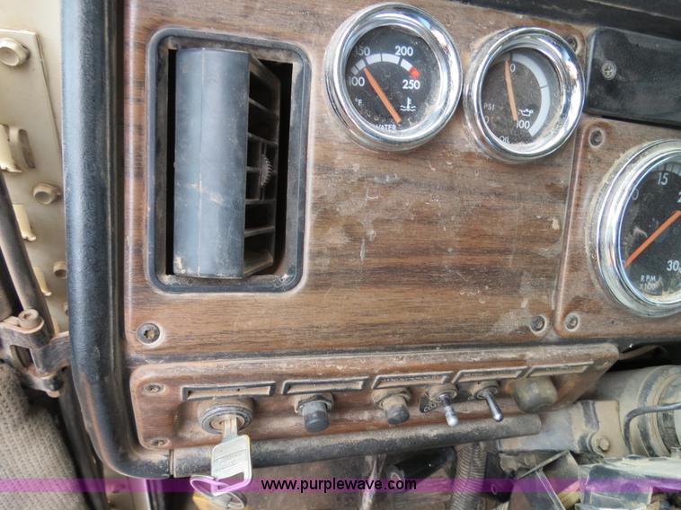 image for item B4656 1994 Freightliner FLD120 semi truck