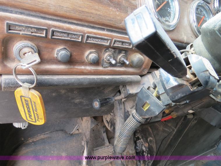 image for item B4656 1994 Freightliner FLD120 semi truck