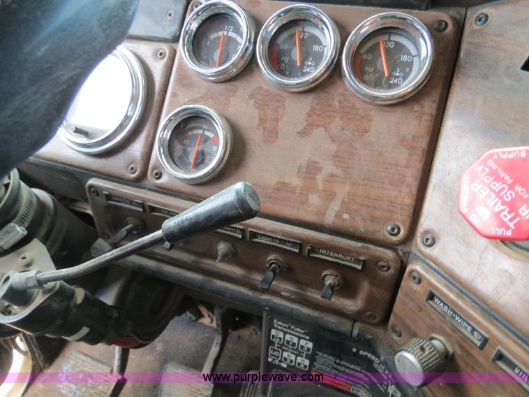 image for item B4656 1994 Freightliner FLD120 semi truck