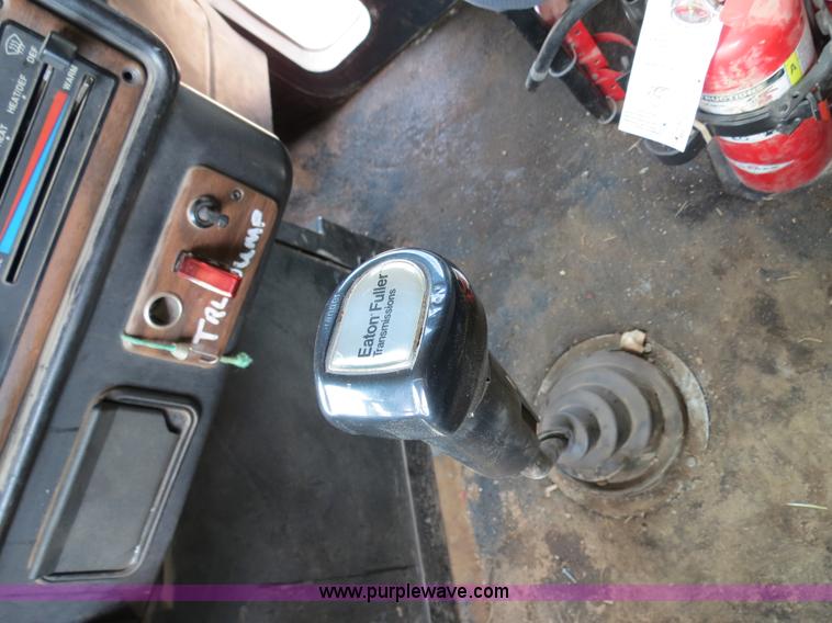 image for item B4656 1994 Freightliner FLD120 semi truck