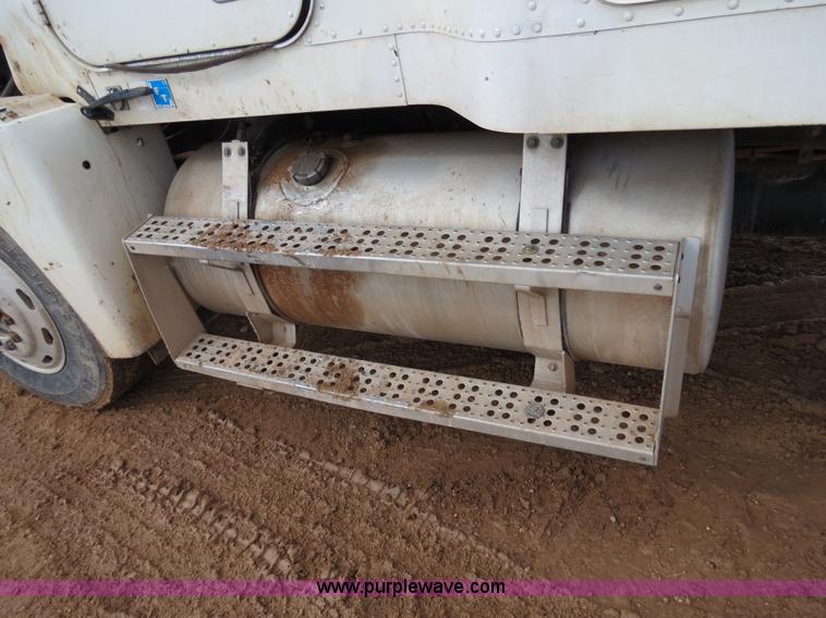 image for item B4656 1994 Freightliner FLD120 semi truck