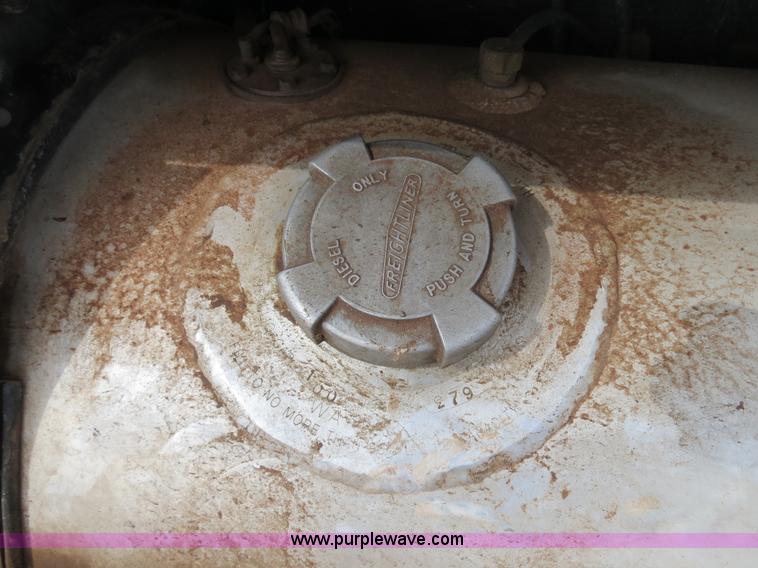 image for item B4656 1994 Freightliner FLD120 semi truck