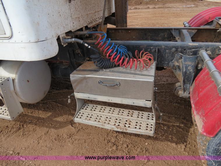 image for item B4656 1994 Freightliner FLD120 semi truck