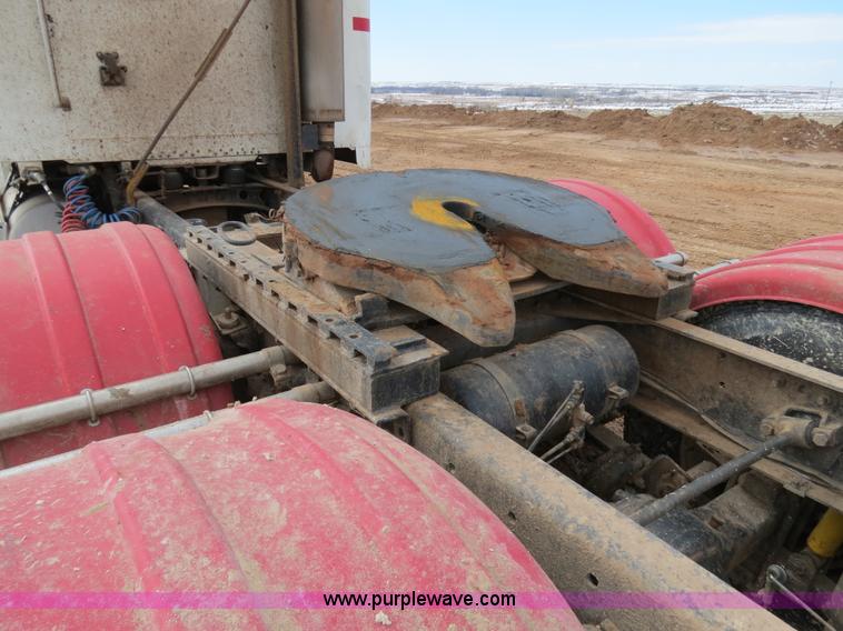 image for item B4656 1994 Freightliner FLD120 semi truck