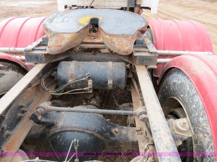 image for item B4656 1994 Freightliner FLD120 semi truck