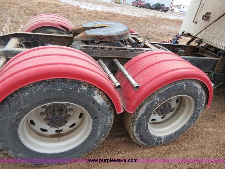 image for item B4656 1994 Freightliner FLD120 semi truck