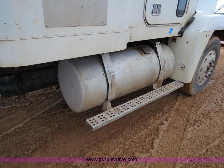 image for item B4656 1994 Freightliner FLD120 semi truck