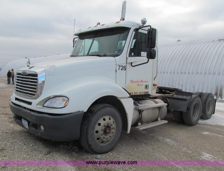 image for item D7156 2003 Freightliner Columbia semi truck
