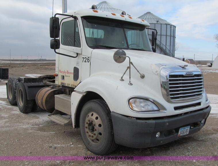 image for item D7156 2003 Freightliner Columbia semi truck