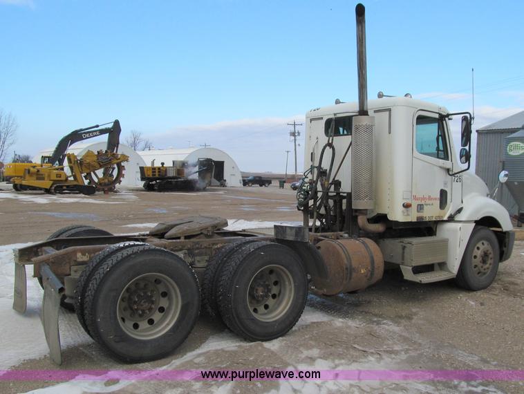 image for item D7156 2003 Freightliner Columbia semi truck