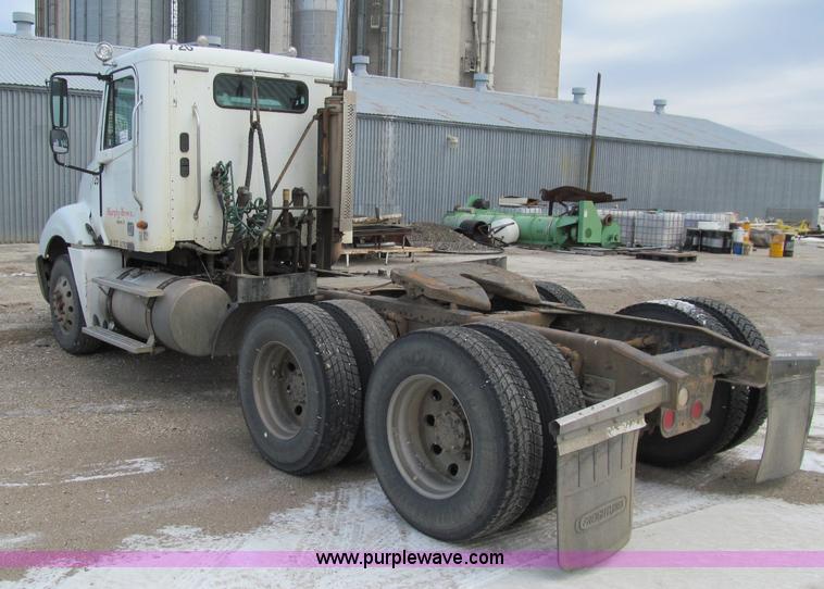 image for item D7156 2003 Freightliner Columbia semi truck