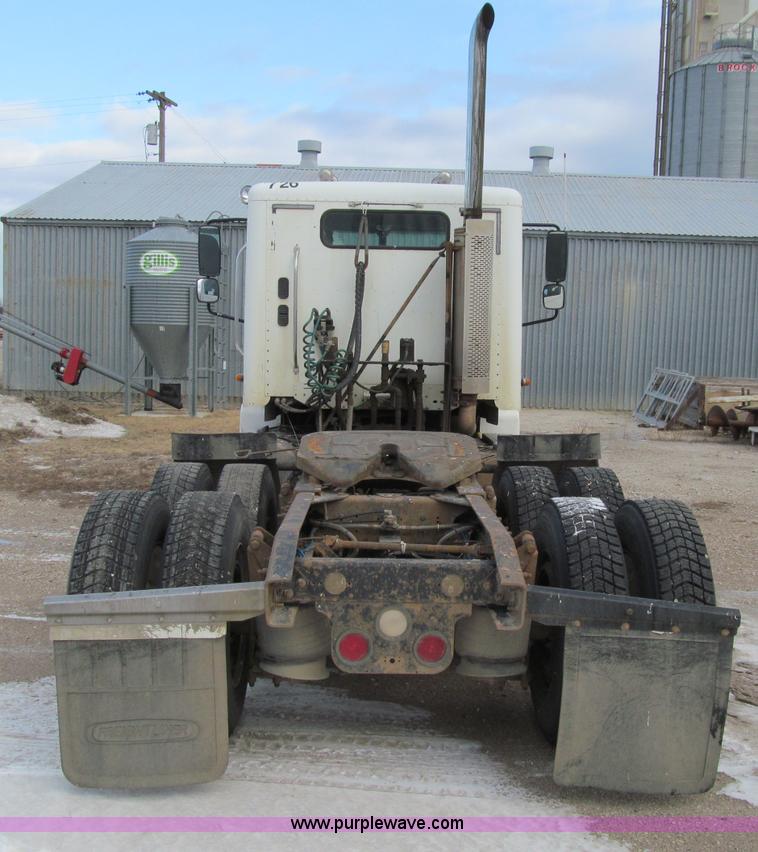 image for item D7156 2003 Freightliner Columbia semi truck