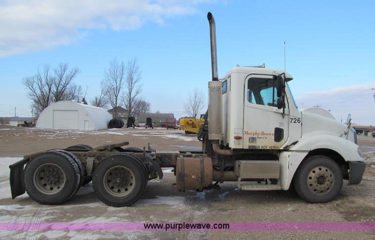 image for item D7156 2003 Freightliner Columbia semi truck