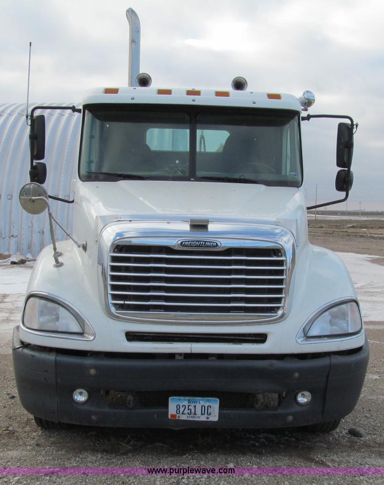 image for item D7156 2003 Freightliner Columbia semi truck