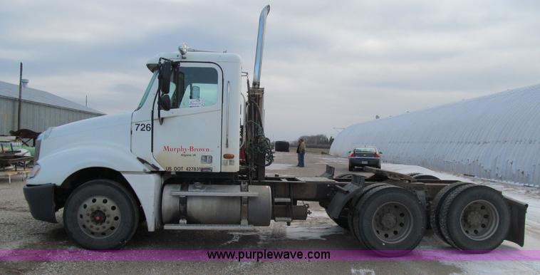 image for item D7156 2003 Freightliner Columbia semi truck