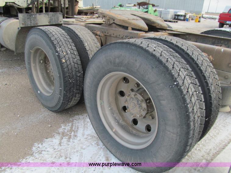 image for item D7156 2003 Freightliner Columbia semi truck