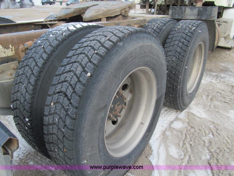 image for item D7156 2003 Freightliner Columbia semi truck