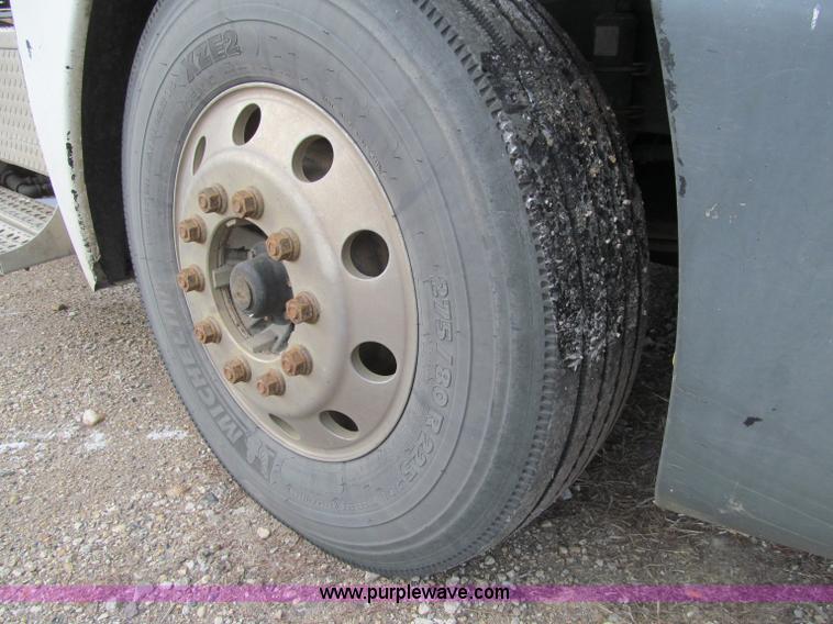 image for item D7156 2003 Freightliner Columbia semi truck