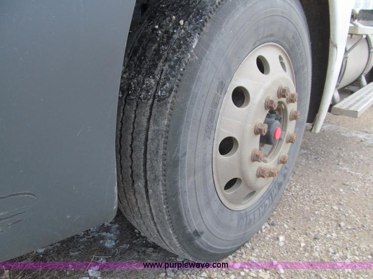 image for item D7156 2003 Freightliner Columbia semi truck