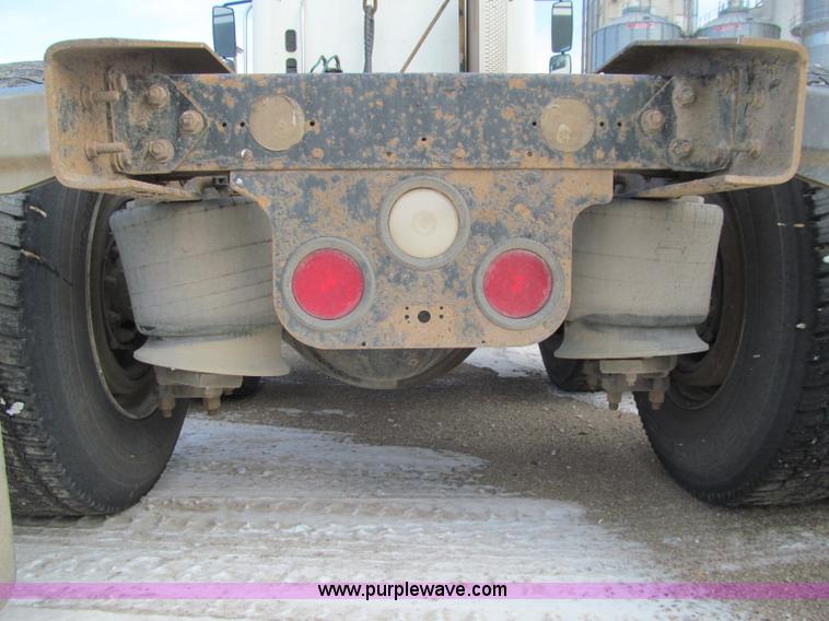 image for item D7156 2003 Freightliner Columbia semi truck