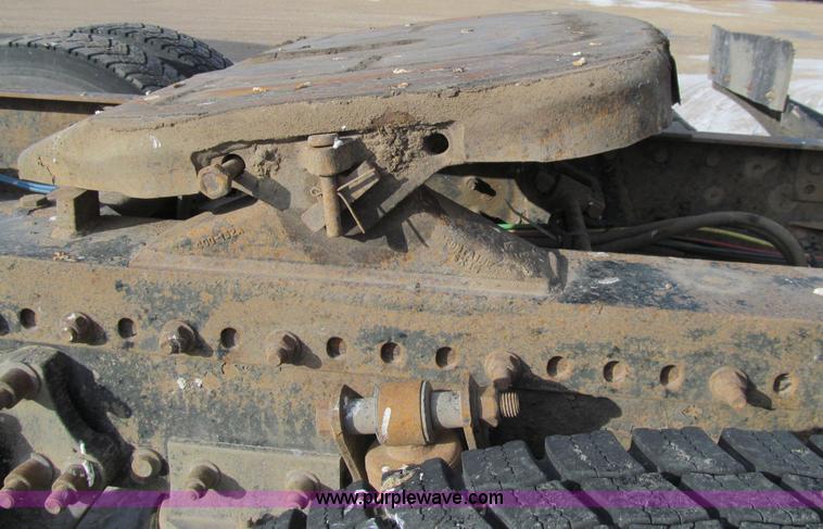 image for item D7156 2003 Freightliner Columbia semi truck