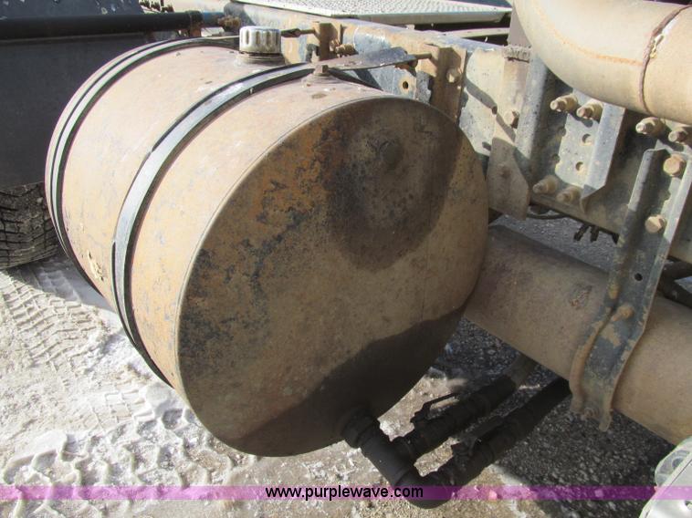 image for item D7156 2003 Freightliner Columbia semi truck