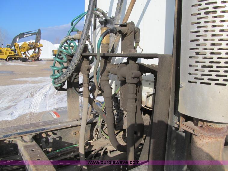 image for item D7156 2003 Freightliner Columbia semi truck