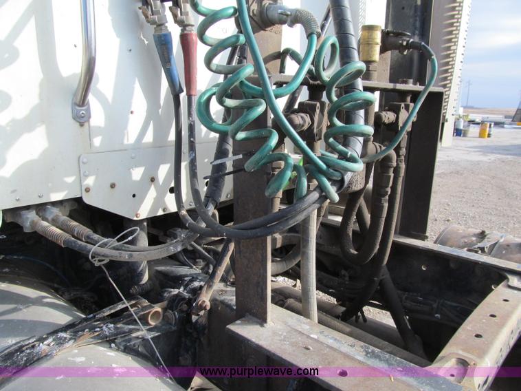 image for item D7156 2003 Freightliner Columbia semi truck