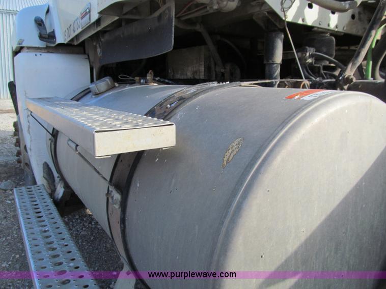 image for item D7156 2003 Freightliner Columbia semi truck