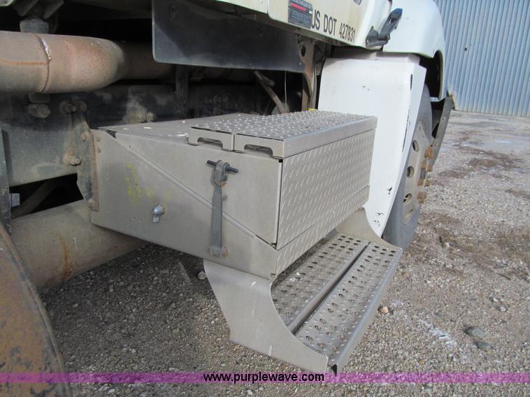 image for item D7156 2003 Freightliner Columbia semi truck