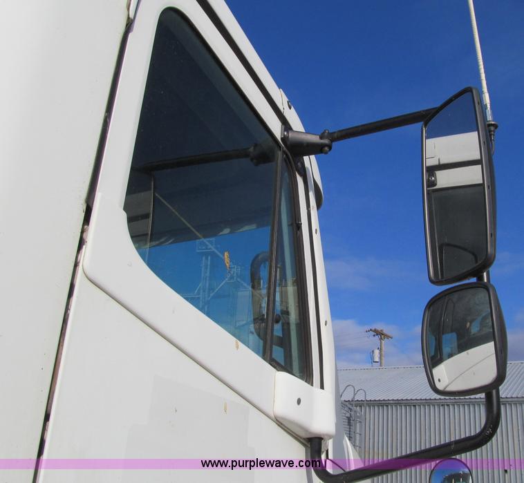 image for item D7156 2003 Freightliner Columbia semi truck