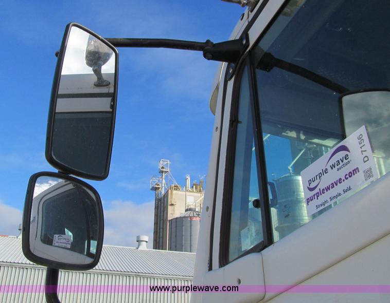 image for item D7156 2003 Freightliner Columbia semi truck