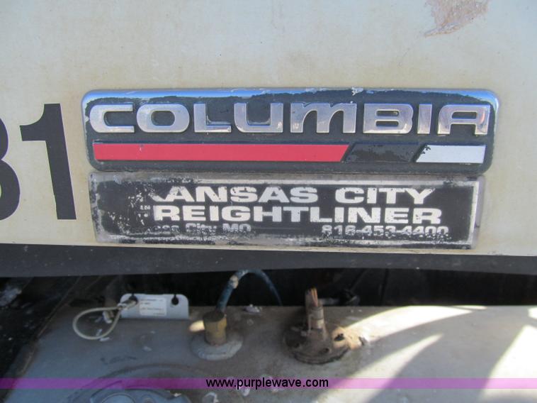 image for item D7156 2003 Freightliner Columbia semi truck