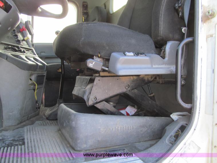 image for item D7156 2003 Freightliner Columbia semi truck