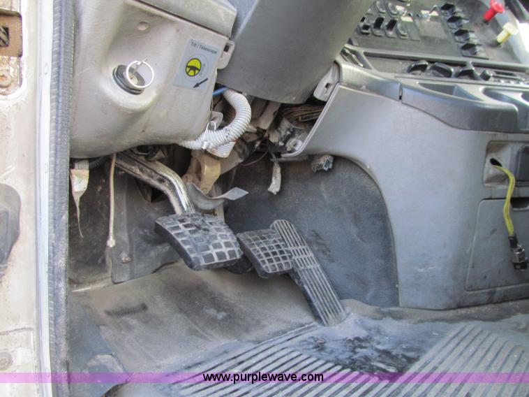 image for item D7156 2003 Freightliner Columbia semi truck