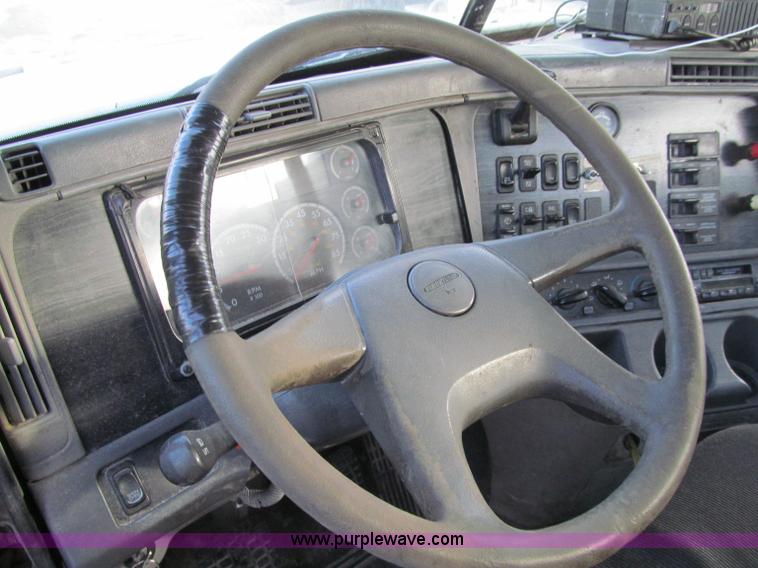 image for item D7156 2003 Freightliner Columbia semi truck