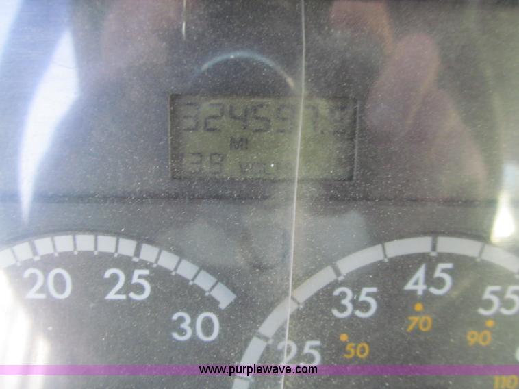 image for item D7156 2003 Freightliner Columbia semi truck