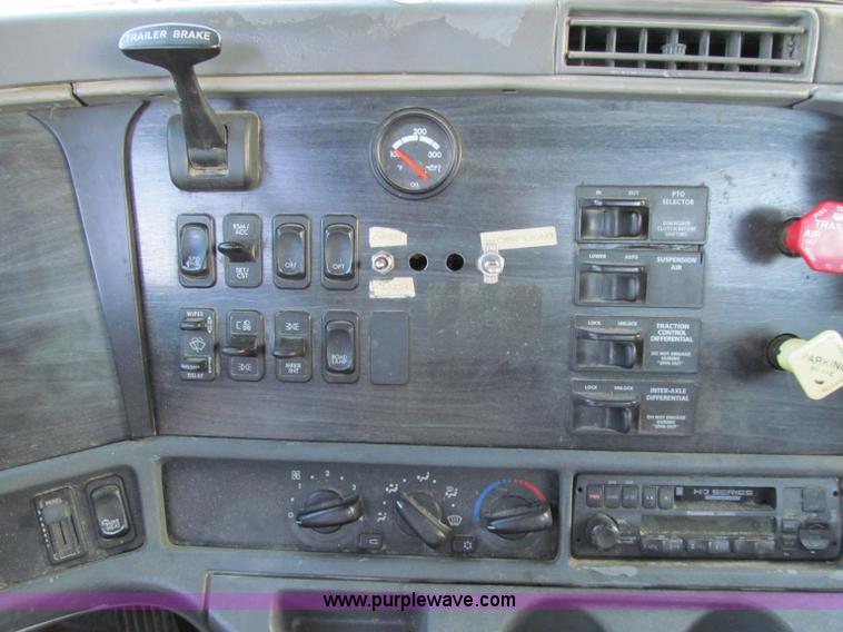 image for item D7156 2003 Freightliner Columbia semi truck