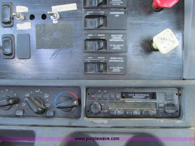 image for item D7156 2003 Freightliner Columbia semi truck