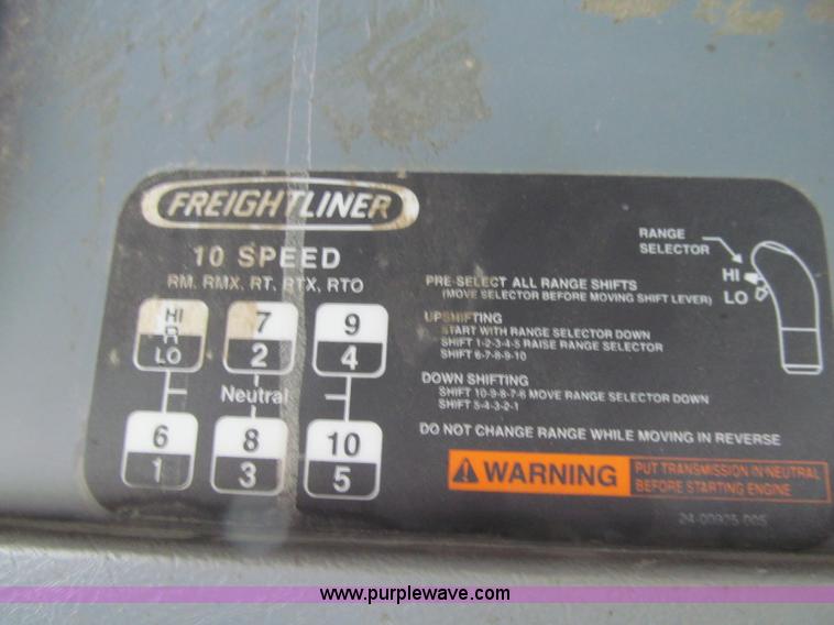 image for item D7156 2003 Freightliner Columbia semi truck