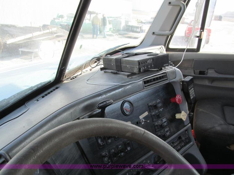 image for item D7156 2003 Freightliner Columbia semi truck