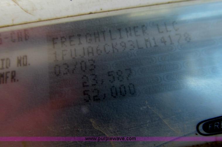 image for item D7156 2003 Freightliner Columbia semi truck